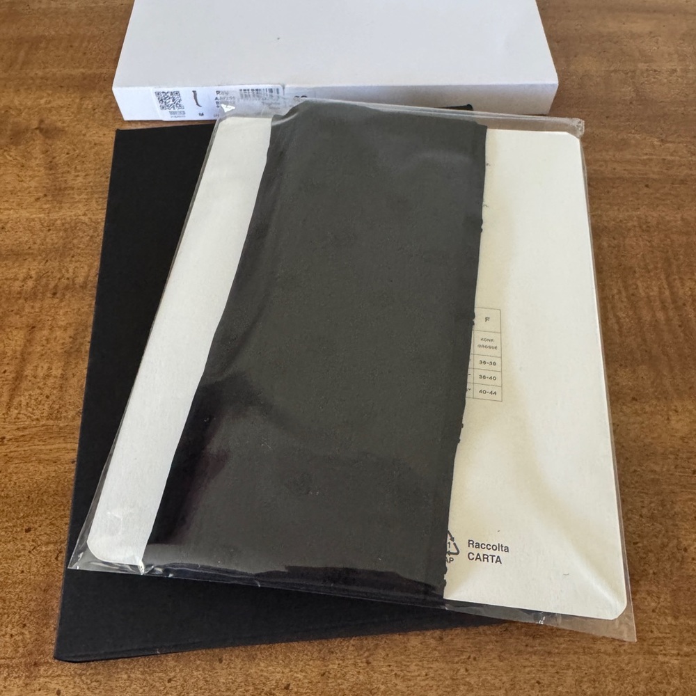 Authentic Chanel classic black CC tights size M BNIB - Picture 8 of 10